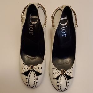 🔥Dior pumps w/beautiful detail and silver hardware